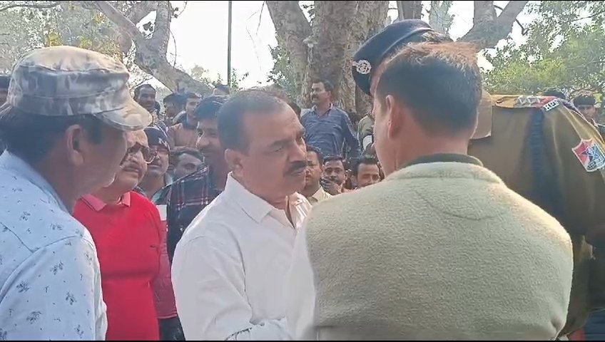 अवैध कब्जा हटाने आई रेलवे अधिकारियो को विरोध का सामना कराना पडा बिना हटाये हीं वापस लौटी।
