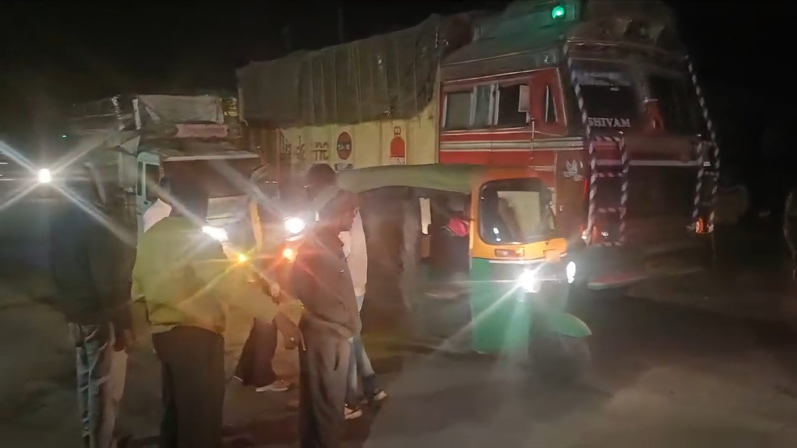 सकतोड़िया मे पुलिस का नाम लेकर मालवाहक वाहन चालकों से हो रही है अवैध रुपए की वसूली