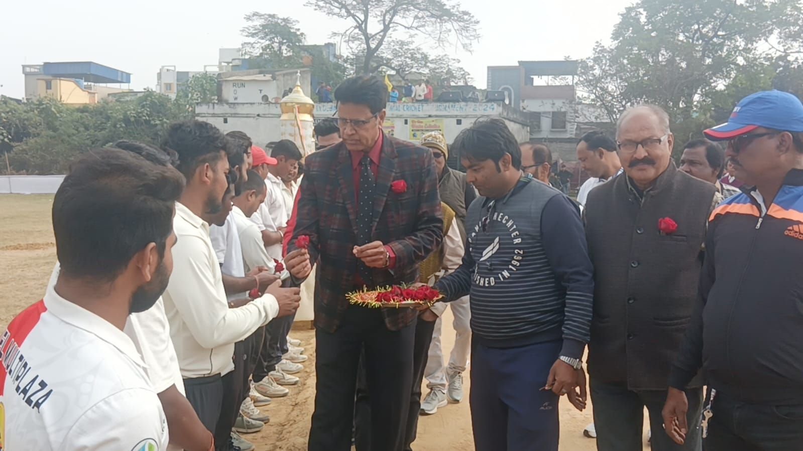 फर्स्ट केयर चैरिटेबल फाउंडेशन की तरफ से बर्नपुर के थाना मैदान में क्रिकेट प्रतियोगिता की शुरुआत हुई