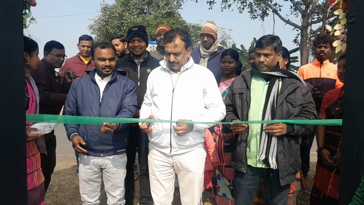 বারাবনিতে শুরু স্বর্গীয় মানিক উপাধ্যায় ও পাপ্পু উপাধ্যায় ক্রিকেট প্রতিযোগিতা