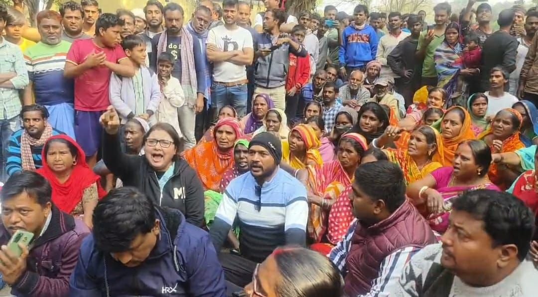 कुल्टी विधानसभा क्षेत्र के बाल्टोरिया में रेलवे द्वारा जमीन खाली करने की कोशिश का टीएमसी ने किया विरोध बीजेपी विधायक के खिलाफ लगाए गए नारे