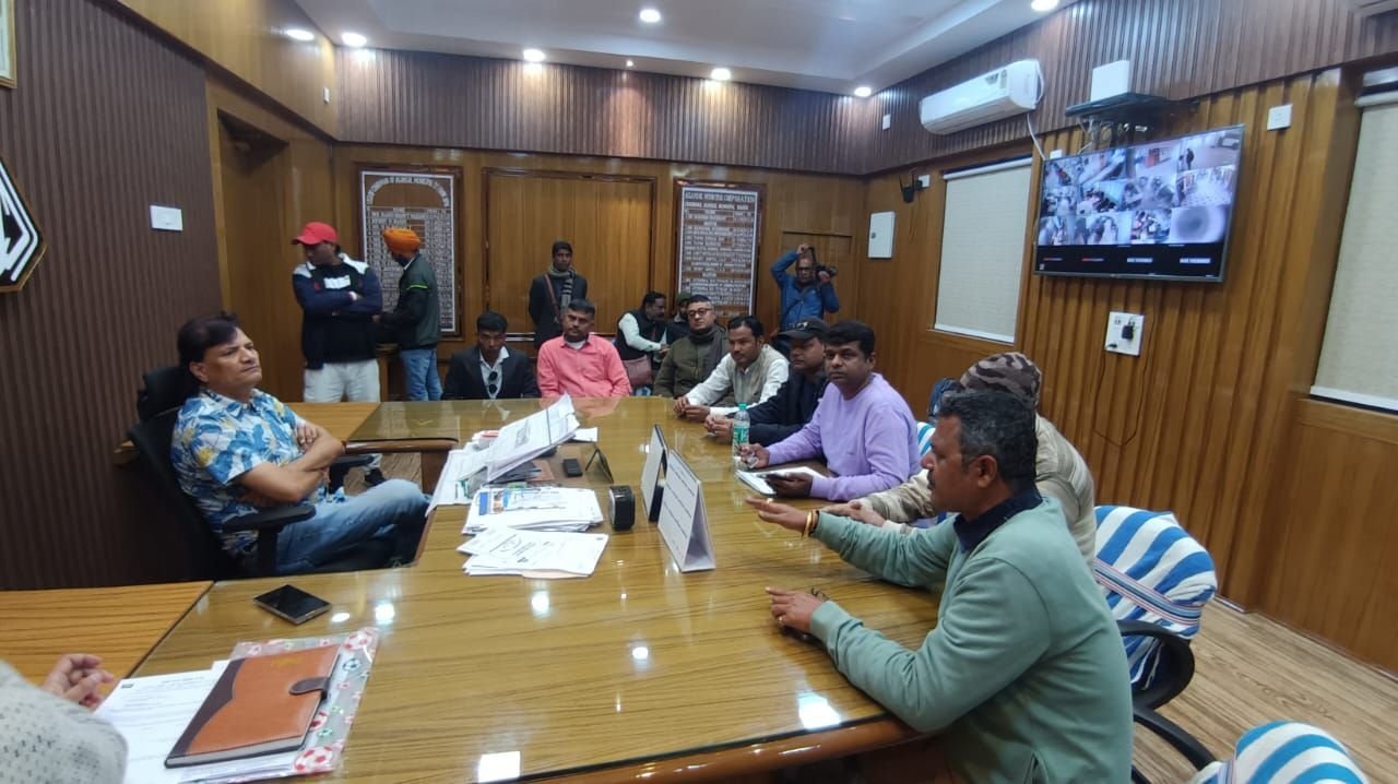 आसनसोल साउथ ब्लॉक कांग्रेस की तरफ से आज आसनसोल नगर निगम के मेयर विधान उपाध्याय को एक ज्ञापन सौंपा गया इसके जरिए कांग्रेस की तरफ से विभिन्न मुद्दों की तरफ मेयर का ध्यान आकर्षित किया गया