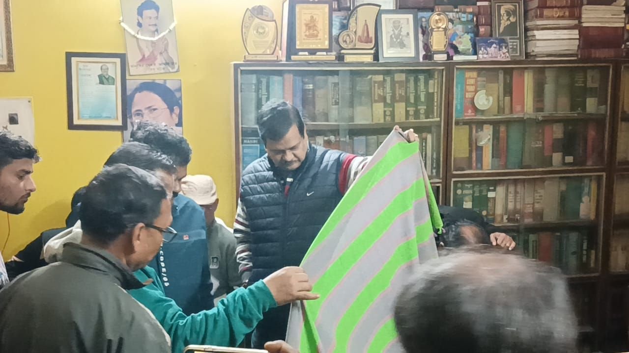 राज्य के कानून और श्रम मंत्री मलय घटक के घर पर एक अज्ञात परिचय व्यक्ति द्वारा कथित तौर पर हमले किए जाने की खबर से पूरे शहर में सनसनी फैली