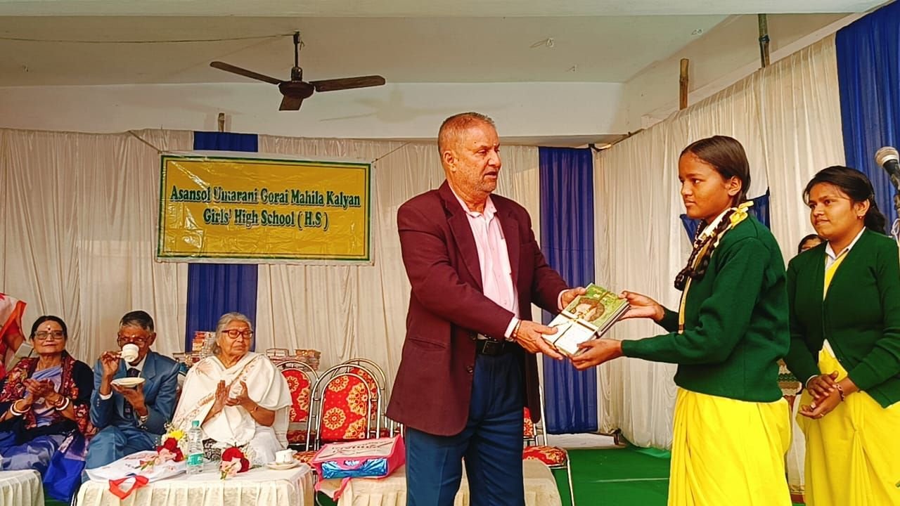 आज आसनसोल के मणिमला स्कूल में पिछले 2 साल में विद्यालय में जिन विद्यार्थियों ने पढ़ाई लिखाई के साथ-साथ अन्य विषयों में उत्कृष्ट प्रदर्शन किया