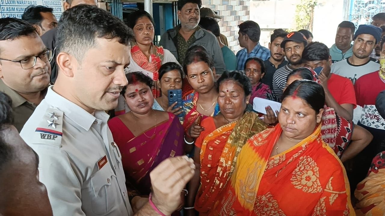 उत्तर प्रदेश के प्रयागराज में आयोजित महाकुंभ में शाही स्नान के दौरान हुई भगदड़ में 30 लोगों की मौत की खबर है, जिनमें पश्चिम बर्दवान जिले के जामुड़िया थाना क्षेत्र के केंदा निवासी बिनोद रूईदास भी शामिल हैं