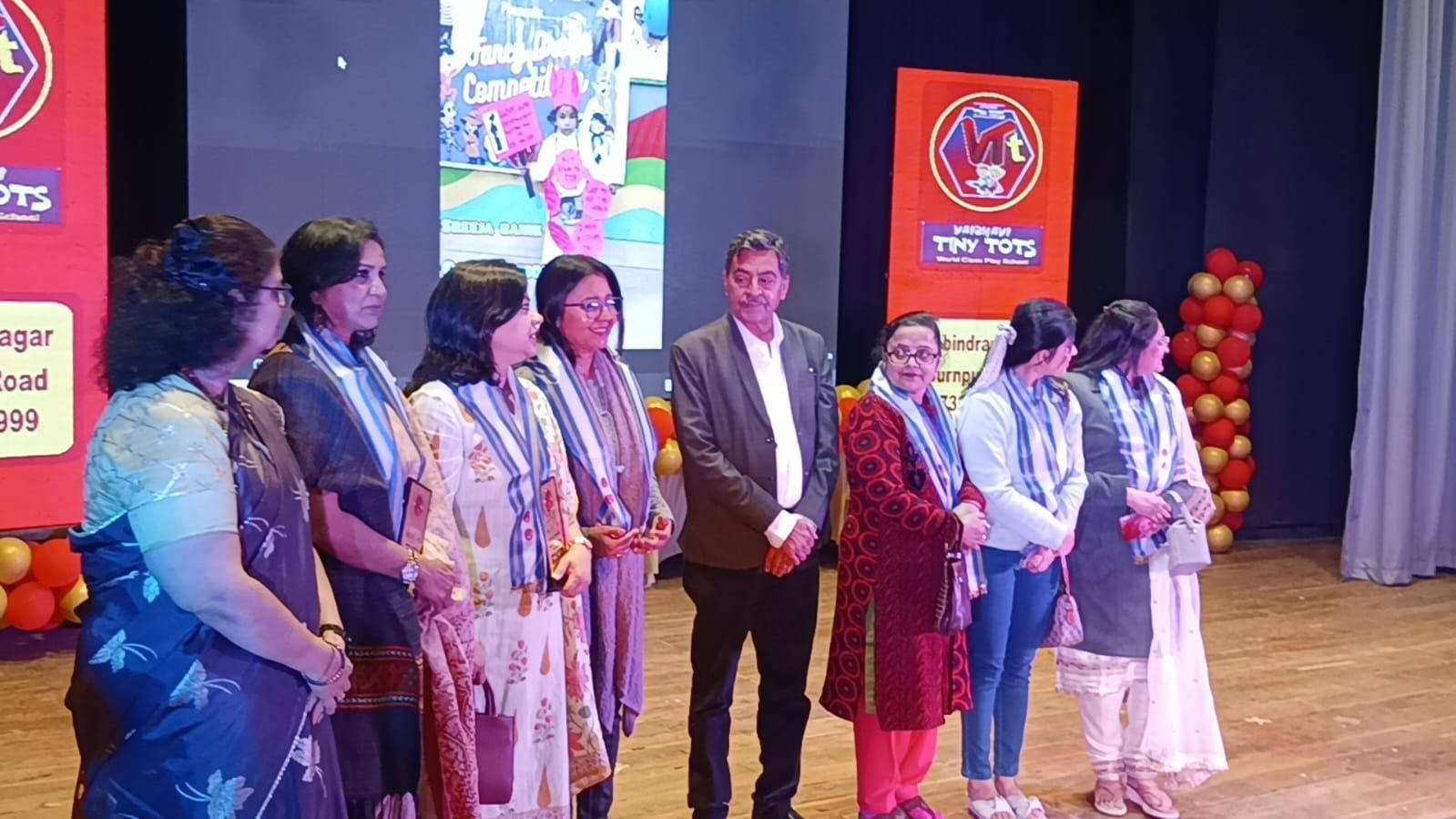 आसनसोल के रविंद्र भवन मेंवैभवी टाइनी टोट्स वार्षिक अनुष्ठान का आयोजन किया गया जिसमें स्कूल के तीन शाखाओं के बच्चों ने रंगारंग सांस्कृतिक कार्यक्रम पेश किया