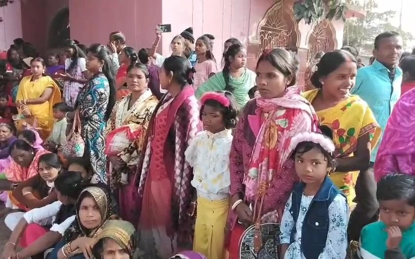 परासकोल मां पद्मावती प्रांगण में खिचड़ी महाप्रसाद का आयोजन किया गया।