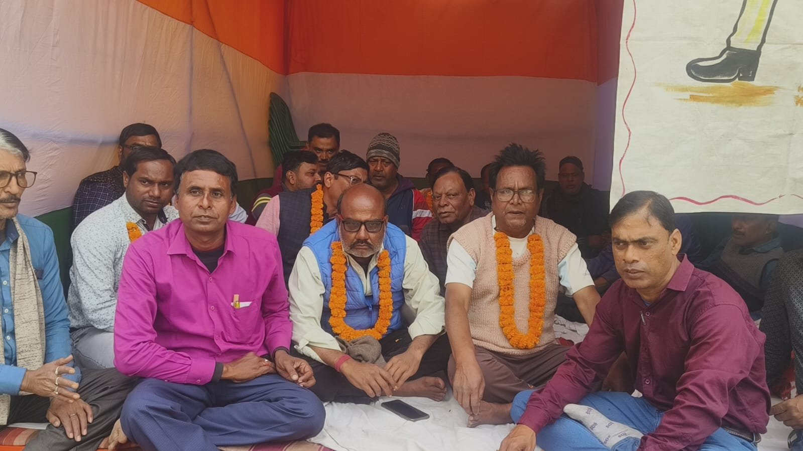 ईसीएल के छोटे ठेकेदारों ने आज संस्था के मुख्यालय सांकतोडिया में धरना प्रदर्शन किया
