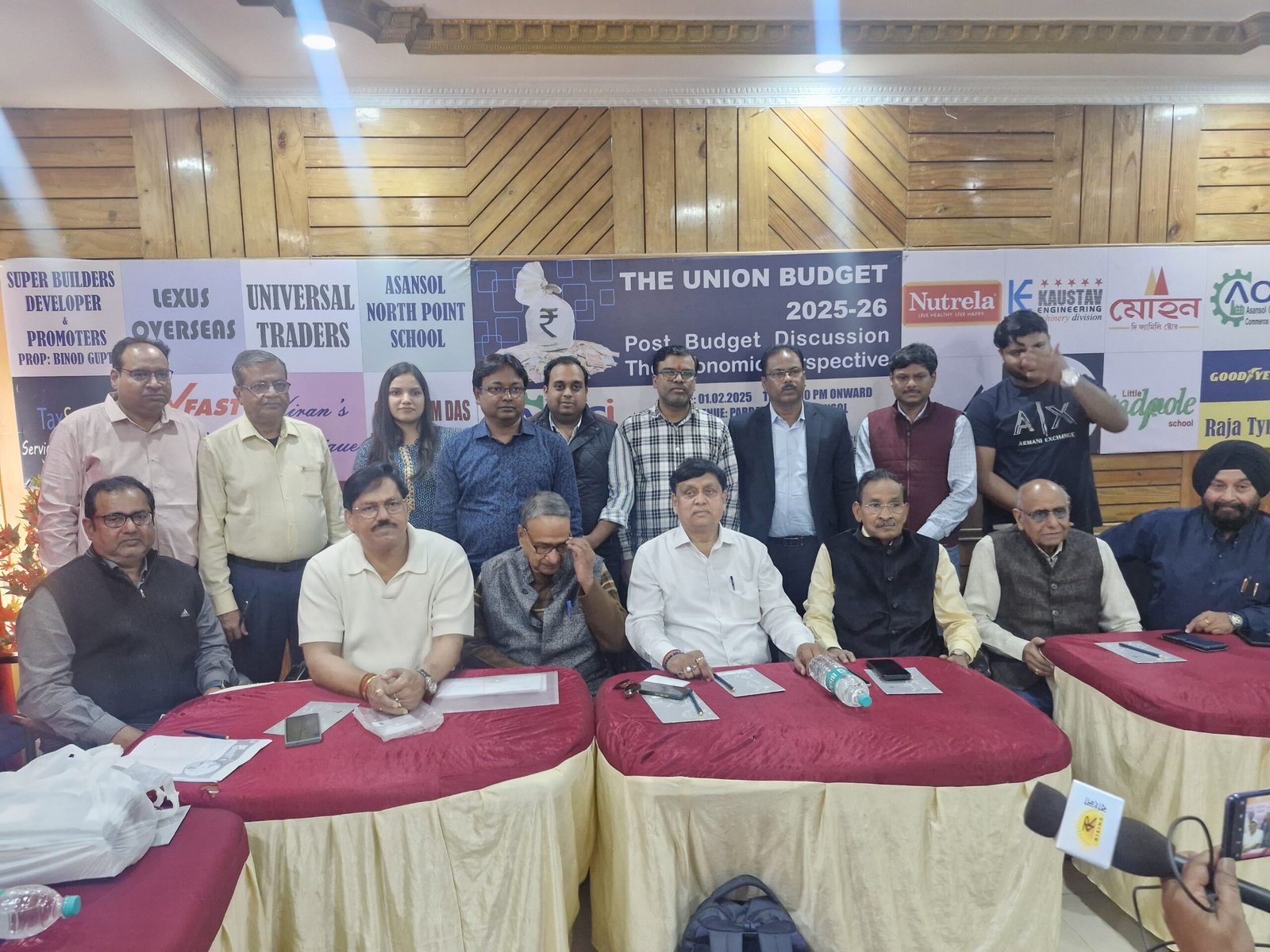 आम बजट पेश किया गया इसमें उन्होंने मध्यम वर्ग के लिए 12 लाख तक इनकम पर इनकम टैक्स में छूट दी है इसके अलावा इन्होंने और भी कई घोषणाएं आज के बजट में की है इसे लेकर आसनसोल चैंबर आफ कमर्स एंड इंडस्ट्रीज की तरफ से एक बैठक
