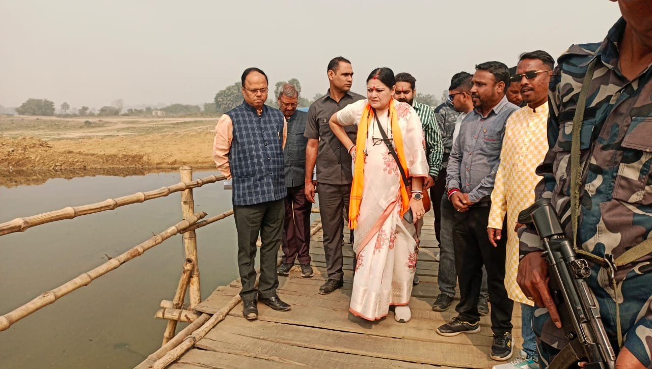 पश्चिम बर्धमान को बांकुरा से जोड़ने के लिए दामोदर नदी पर ब्रिज बनाने के लिए लंबे समय से मांग की जा रही है आज नई दिल्ली से विशेषज्ञों की एक टीम आई थी जिसने दामोदर नदी में जेटी बनाने के विषय पर निरीक्षण किया
