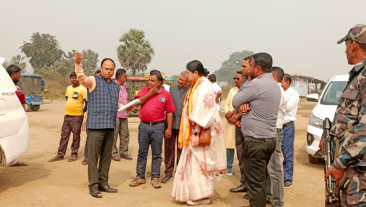 অথৈ জলে দামোদর নদীতে সেতু, প্রহসন বলে মন্তব্য তৃণমূল কংগ্রেসের নেতার।