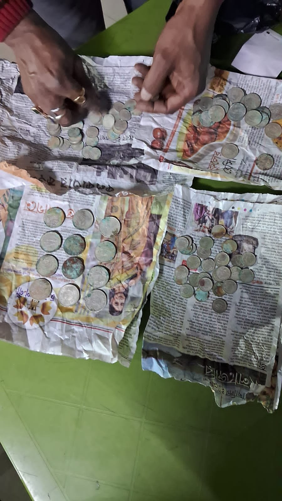 পাহাড়পুর থেকে প্রায় ১০৯টি ব্রিটিশ আমলের রূপো ও অন্যান্য ধাতুর কয়েন উদ্ধার হয়