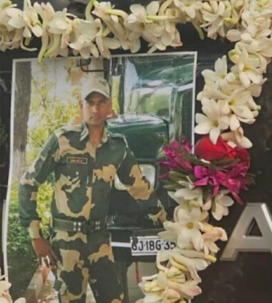 দিল্লি থেকে এলো দেহ / চোখের জলে বিএসএফ জওয়ানকে শেষ বিদায় জানালো আসানসোলের ডামরা
