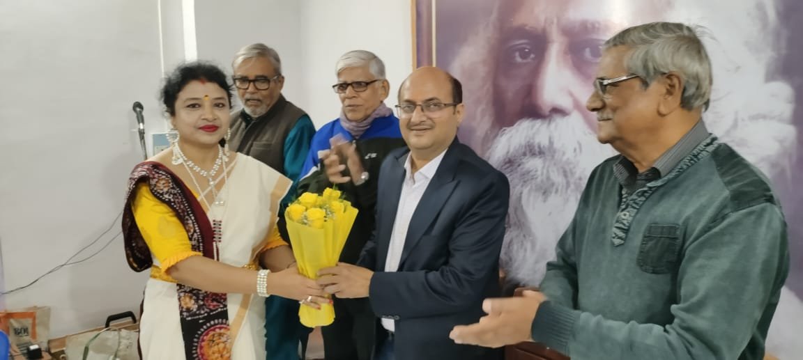 आसनसोल के अर्घ्य परिसर के निचले तल्ले में आज सोमवार की शाम रविंद्रचर्चा संस्था के नए कार्यालय का उद्घाटन इंडियन काउंसिल के ऑफ स्माल इंडस्ट्रीज के राष्ट्रीय उपाध्यक्ष एवं रानीगंज चेंबर ऑफ कॉमर्स के पूर्व अध्यक्ष श्री संदीप भालोटीया द्वारा किया