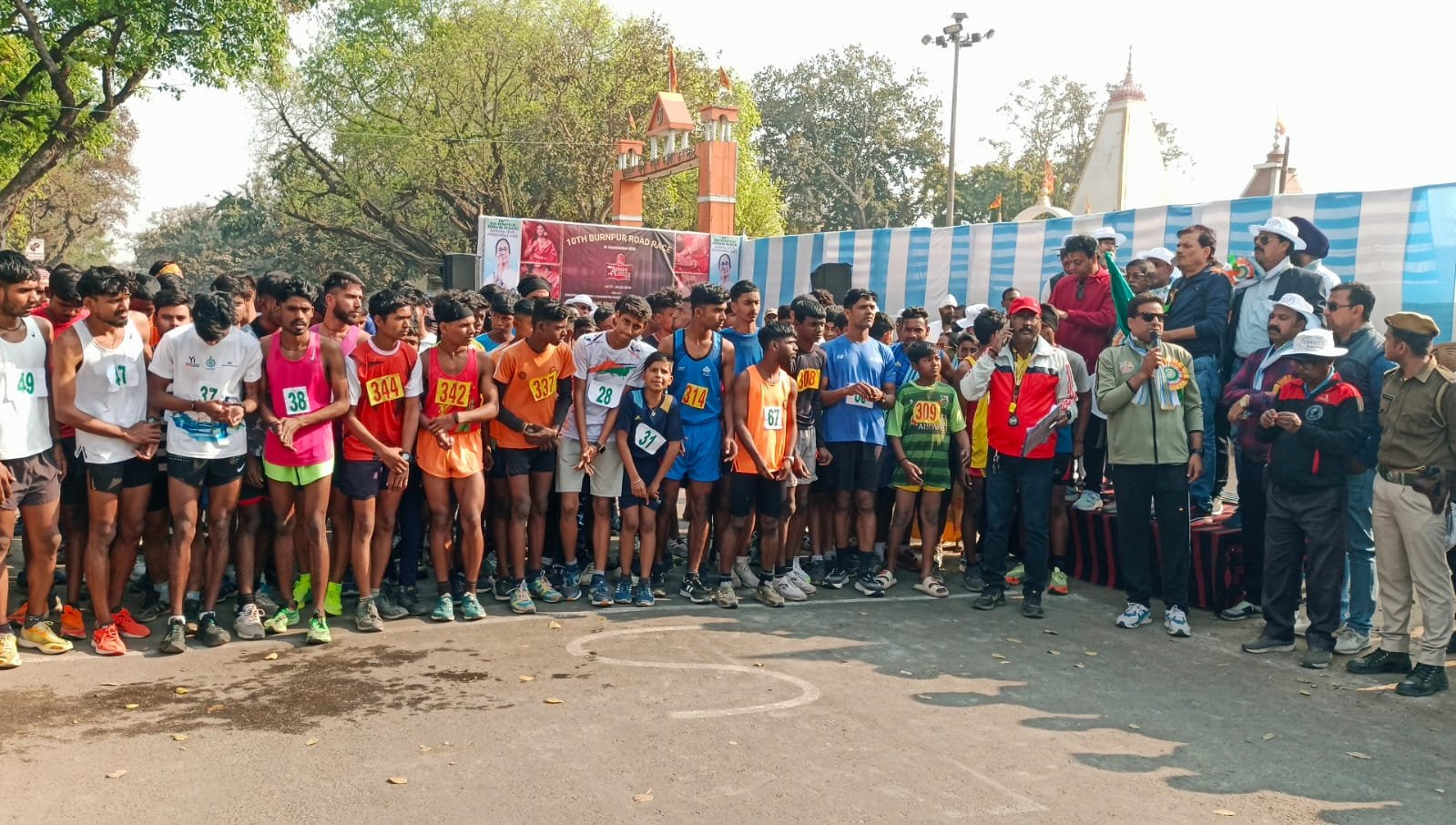 टीएमसी पार्षद अशोक रुद्र के नेतृत्व में छात्र युवा क्रीड़ा और सांस्कृतिक परिषद की तरफ से दसवें बर्नपुर रोड रेस का आयोजन किया गया।