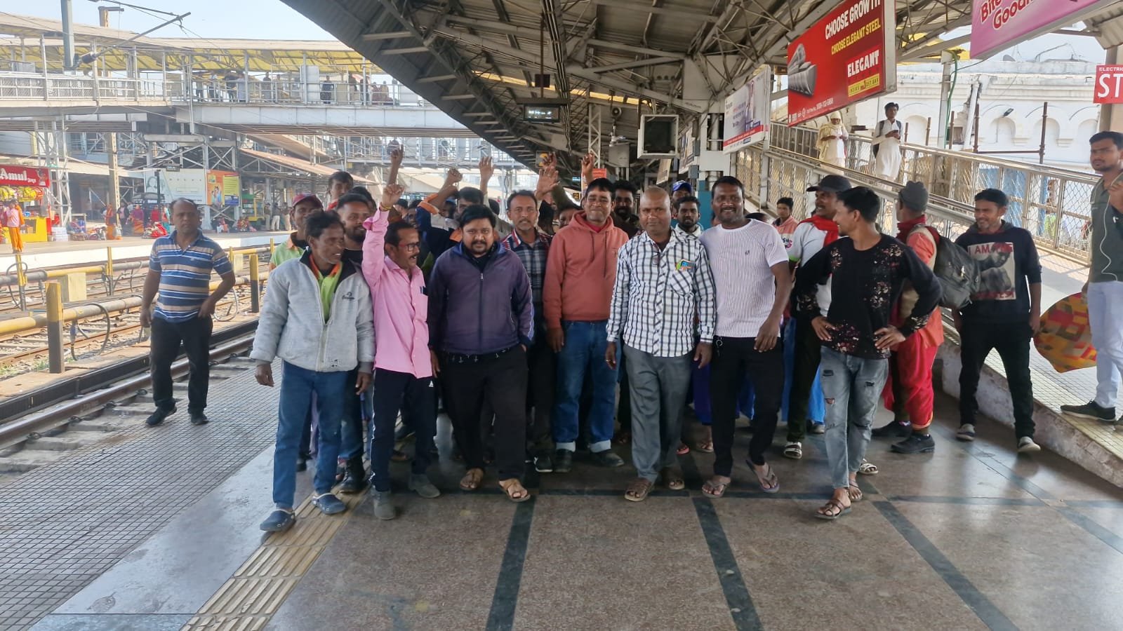 आसनसोल रेलवे स्टेशन परिसर में अस्थाई सफाई कर्मियों द्वारा कामकाज ठप किए जाने से सफाई कार्य बाधित हो रहे हैं उनकी मांग है कि इनका न्यूनतम वेतन बढ़ाया जाए