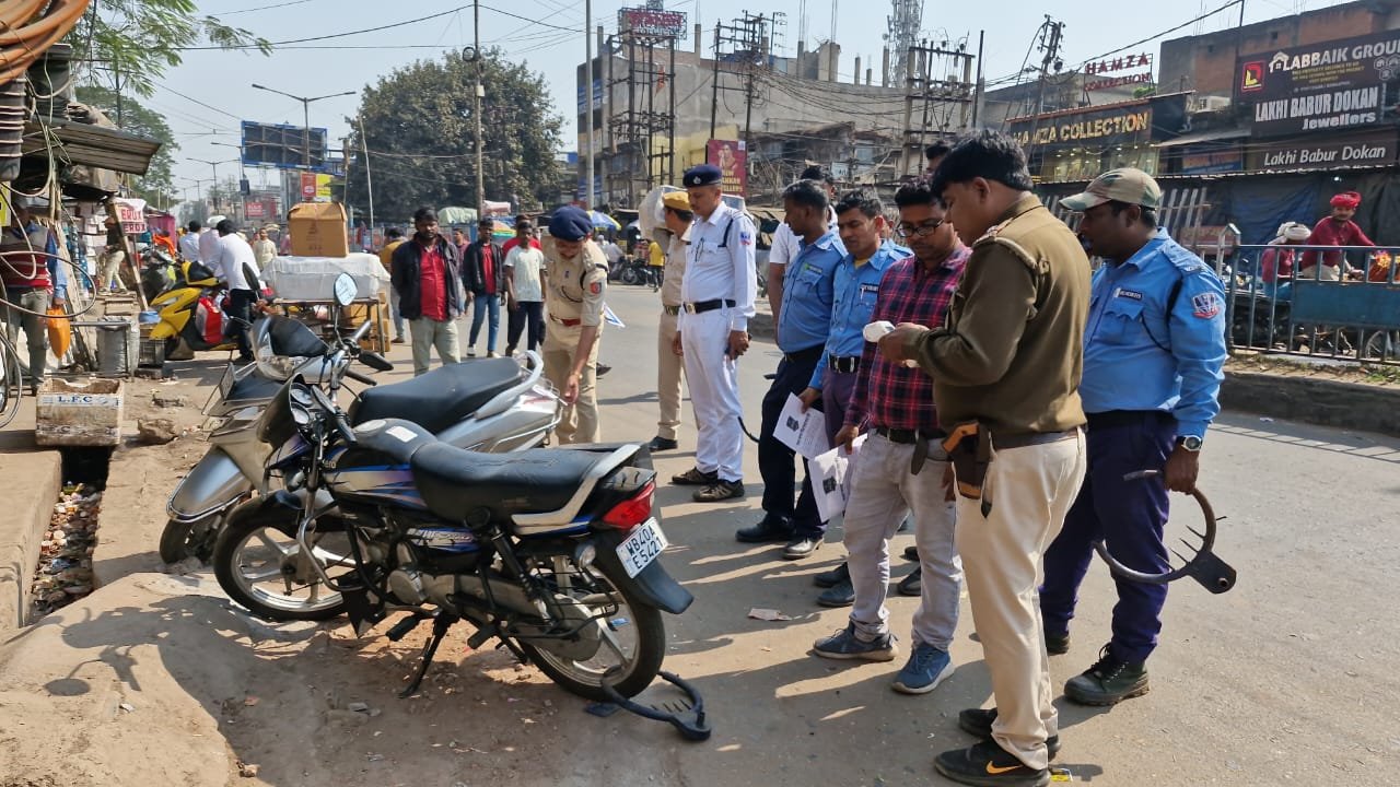आसनसोल शहर के अंदर ट्रैफिक जाम की समस्या एक बहुत बड़ी समस्या के रूप में उभर कर सामने आ रही है इस समस्या के निराकरण के लिए प्रशासन के हर स्तर पर प्रयास किया जा रहा