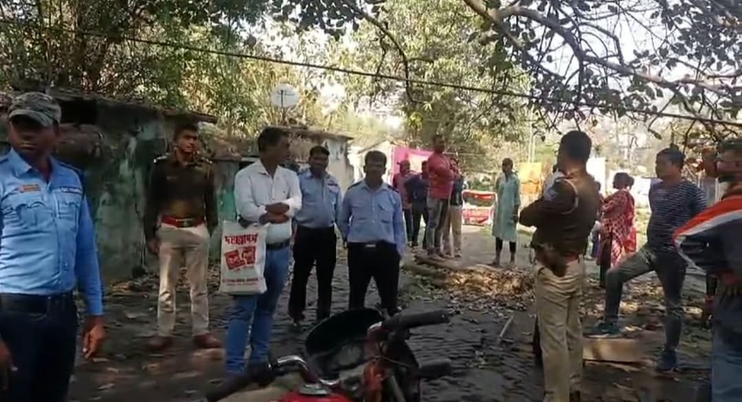 आज बर्नपुर में इस्को स्टील प्लांट के अधिकारी पुलिस प्रशासन को साथ लेकर कारखाने के आवास को अतिक्रमण मुक्त करने के लिए गए थे वहां पर जब जेसीबी के सहारे अतिक्रमण हटाने का काम किया