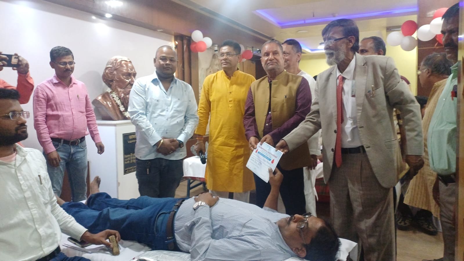 आसनसोल जिला ब्लड बैंक में रक्त की कमी को देखते हुए आज आसनसोल के रविंद्र भवन परिसर में आसनसोल प्रगति नामक स्वेच्छा सेवी संगठन की तरफ से एक रक्तदान शिविर का आयोजन किया गया