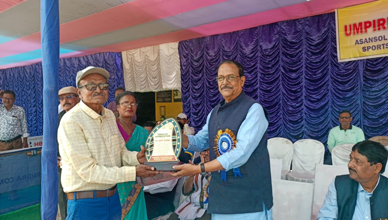 आसनसोल के पोलो मैदान में अंपायर्स फोरर्म आसनसोल सबडिवीजन स्पोर्ट्स एसोसिएशन की तरफ से शंकर चटर्जी और देव व्रत चटर्जी मेमोरियल क्रिकेट टूर्नामेंट का आयोजन किया गया