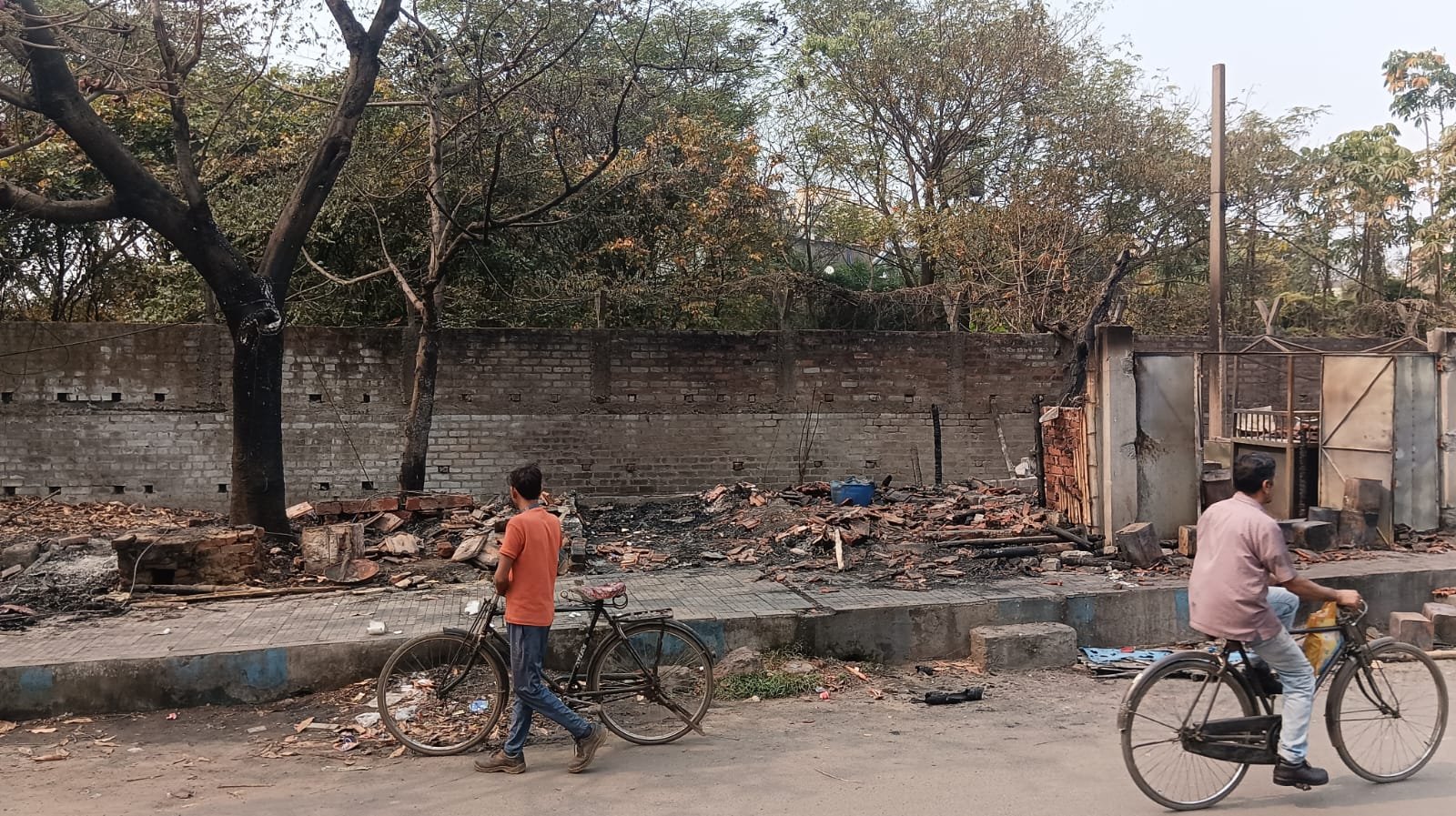 हीरापुर थाना अंतर्गत बर्नपुर रोड के नीमताल स्थित आधे दर्जन दुकानों में गुरुवार देर रात को आग लगने से अफरा तफरी मच गई