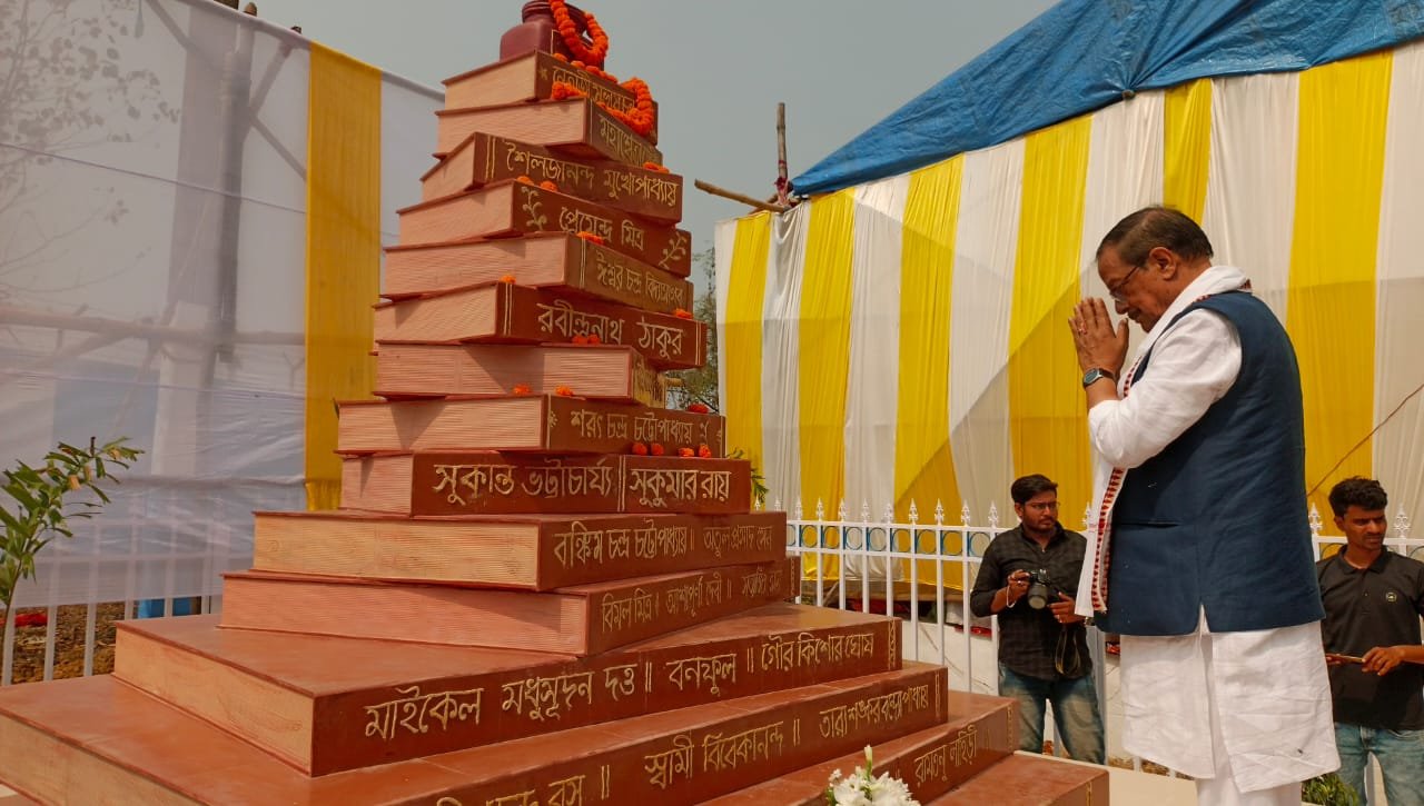 अंतर्राष्ट्रीय भाषा दिवस के मौके पर आज मंत्री मलय घटक द्वारा कन्यापुर भाषा मंच के निकट 21 फरवरी भाषा शहीद स्मृति मूर्ति का उद्घाटन किया गया।