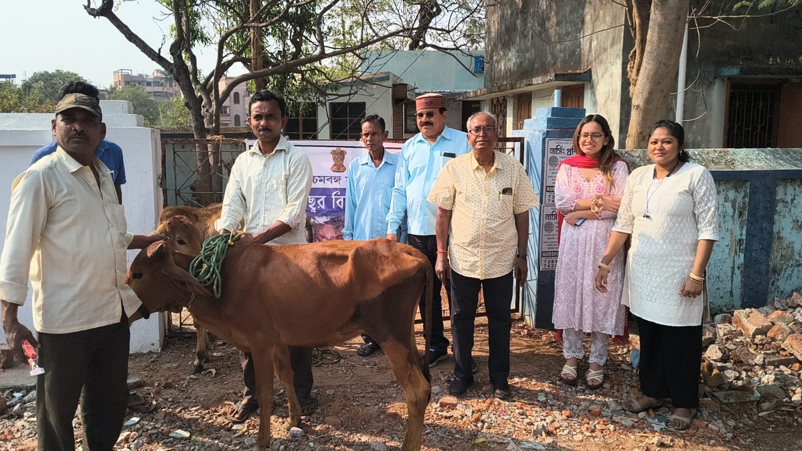 पश्चिम बंगाल सरकार के प्राणी संपद विकास दफ्तर की तरफ से वैकल्पिक रोजगार का लक्ष्य सामने रखकर सालनपुर ब्लॉक में कल 6 उपभोक्ताओं को निशुल्क बछड़े प्रदान किए गए