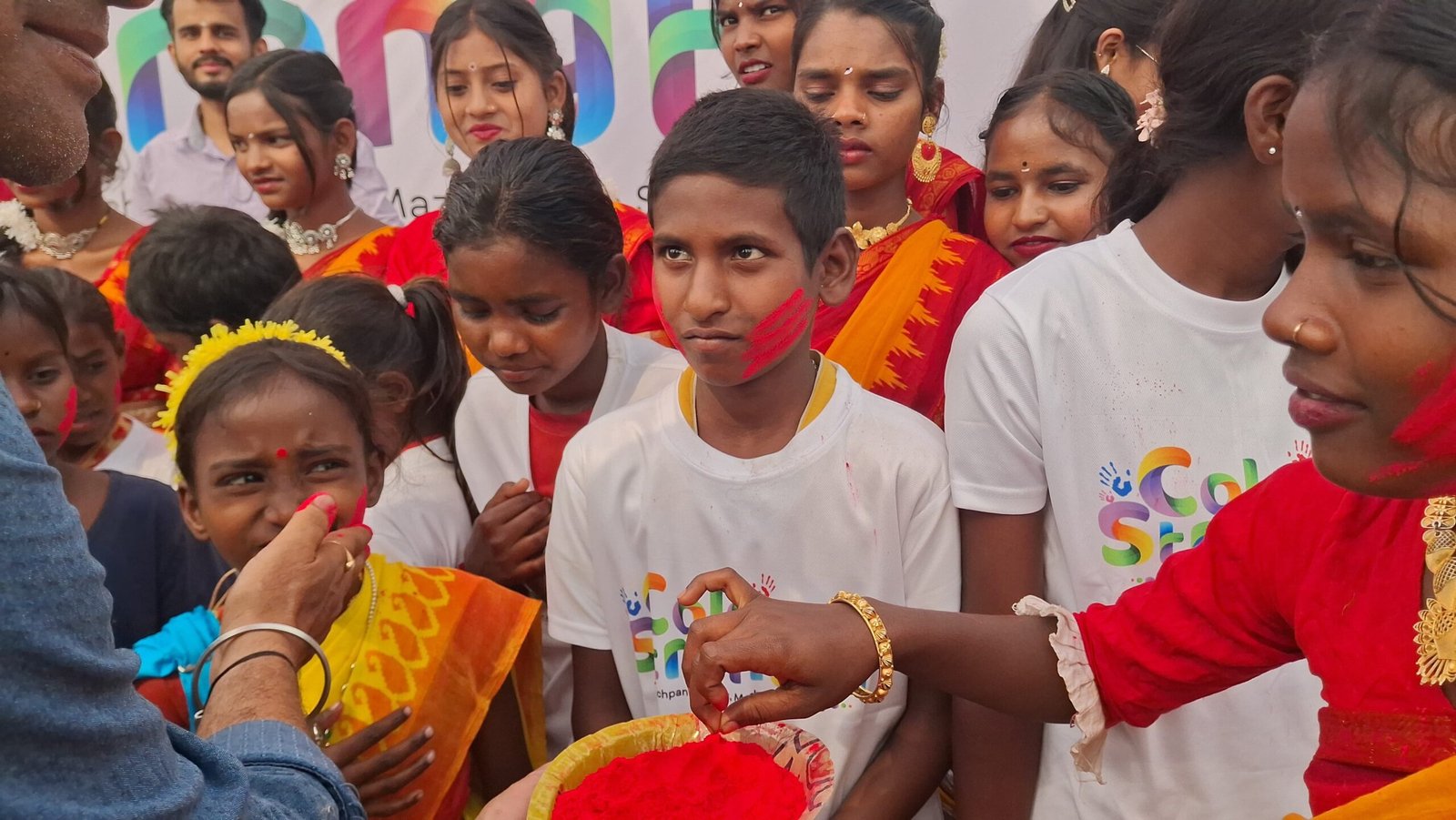 शिक्षाविद और समाजसेवी चंद्रशेखर कुंडू की तरफ से 18 केंद्रों में स्कूल ड्रॉप आउट रोकने के लिए जरूरतमंद तबके के बच्चों को पढ़ाया जाता है।200 बच्चों के लिए होली के त्योहार पर साथ मिलकर खुशी मनाई गई इस मौके  पर बच्चों के लिए ड्राइंग कंपटीशन डांस अन्य सांस्कृतिक कार्यक्रम आयोजित