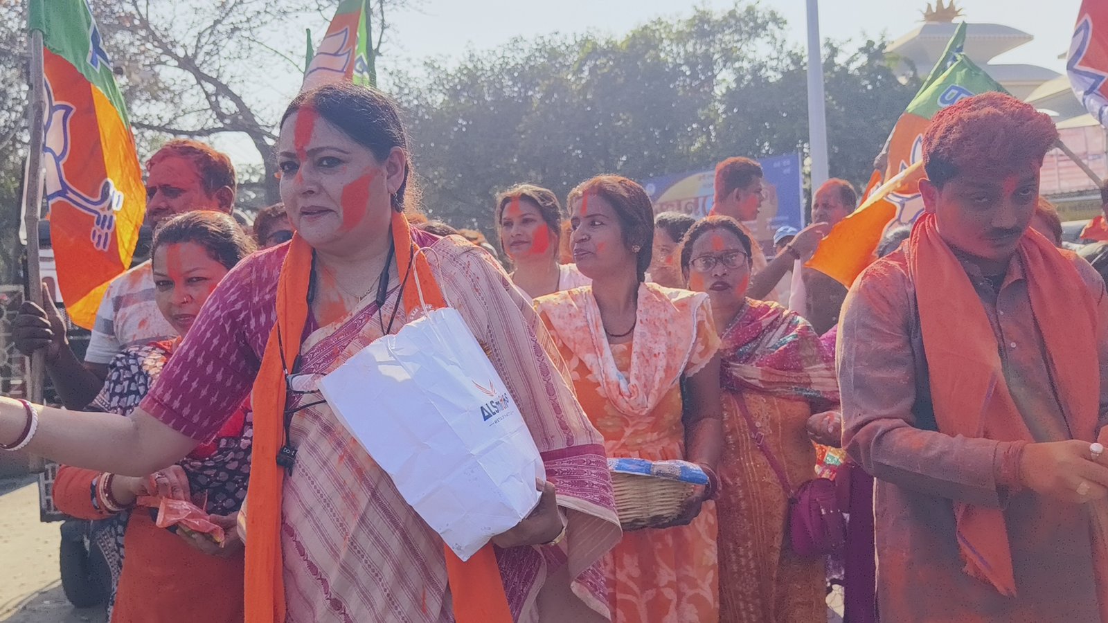 दिल्ली विधानसभा चुनावों के नतीजों के रुझान आने शुरू हो गए हैं और यह लगभग तय हो गया है कि 27 साल बाद दिल्ली की सत्ता में भारतीय जनता पार्टी वापसी करने वाली है वहां पर आम आदमी पार्टी भाजपा से पिछड़ रही है