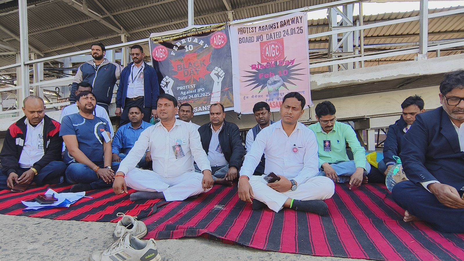 आसनसोल रेलवे स्टेशन पर आज गुड्स ट्रेन के गार्डों ने स्टेशन परिसर में धरना प्रदर्शन किया।