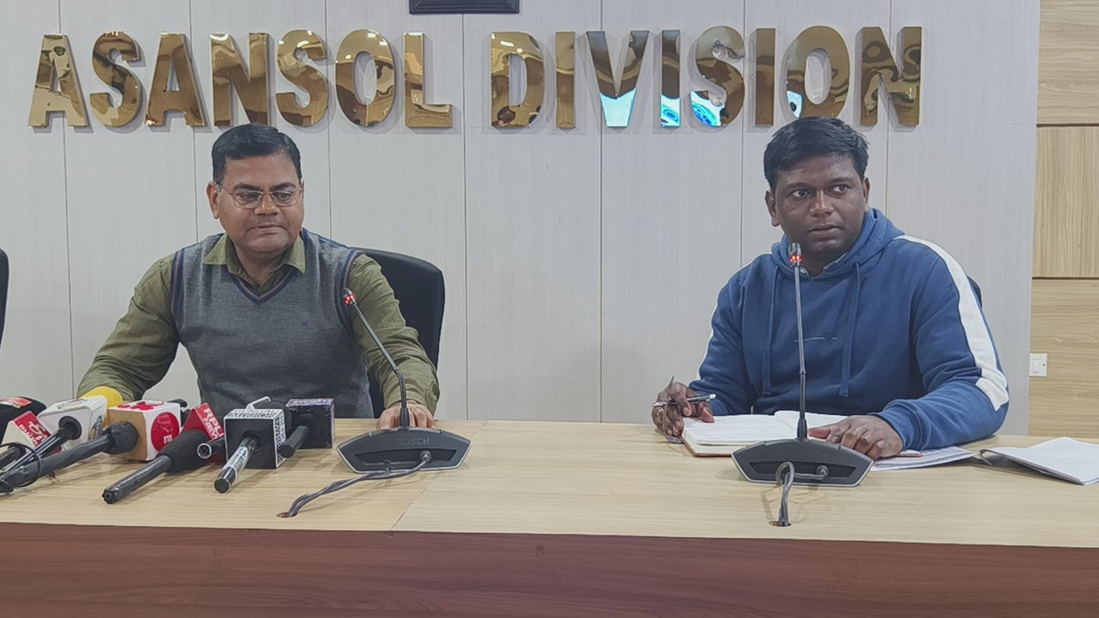 आसनसोल रेलवे डिवीजन के एडीआरएम प्रवीण कुमार प्रेम ने संवाददाता सम्मेलन कर महाकुंभ को लेकर रेलवे की सेवाओं के संबंध में अफवाहों का किया खंडन