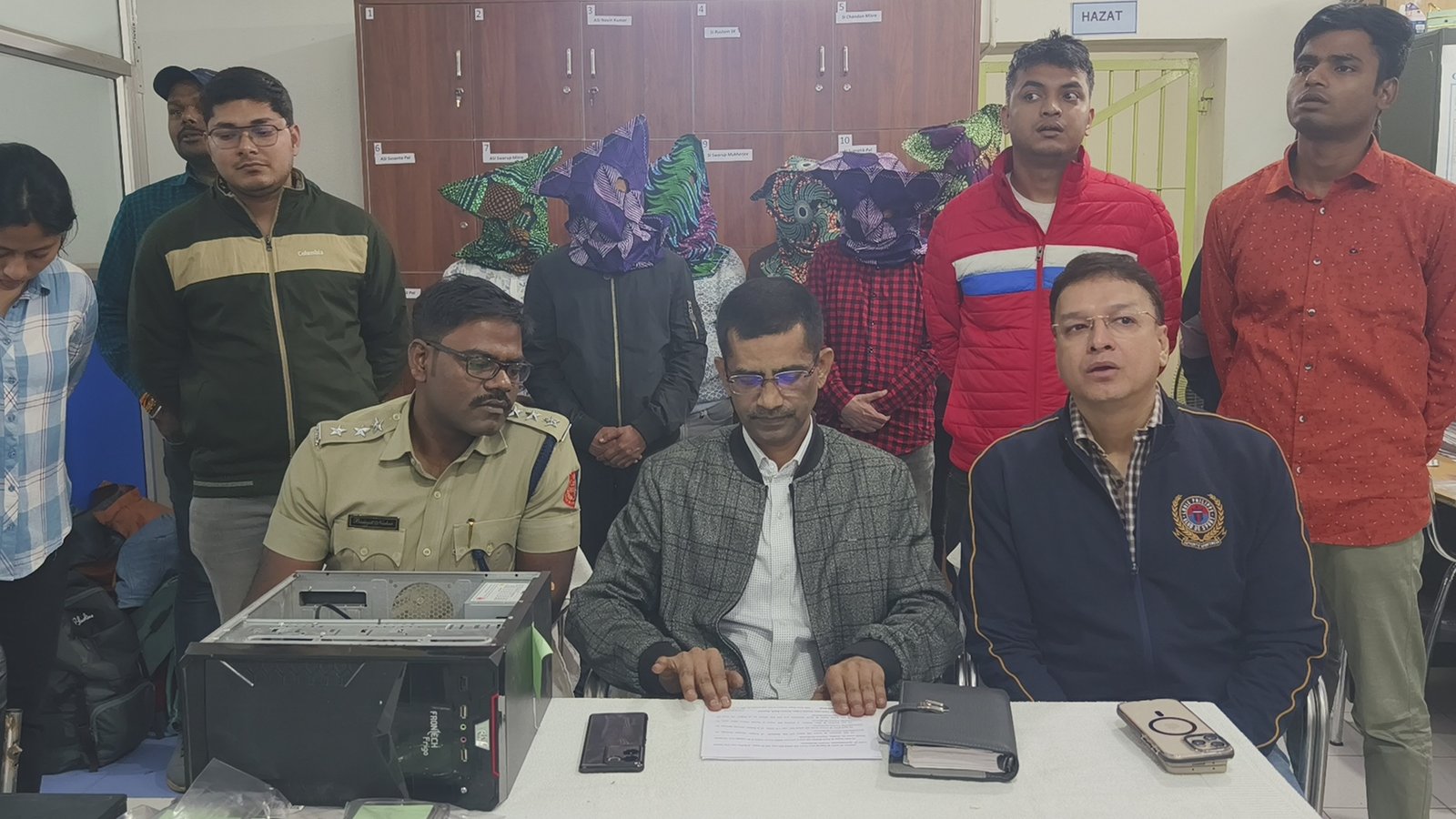 आसनसोल दुर्गापुर पुलिस कमिश्नरेट के तमाम बड़े अधिकारी उपस्थित थे उन्होंने जानकारी दी की गुप्त सुत्रों से उन्हें सूचना मिली थी । कॉल सेंटर पर छापा मारा गया