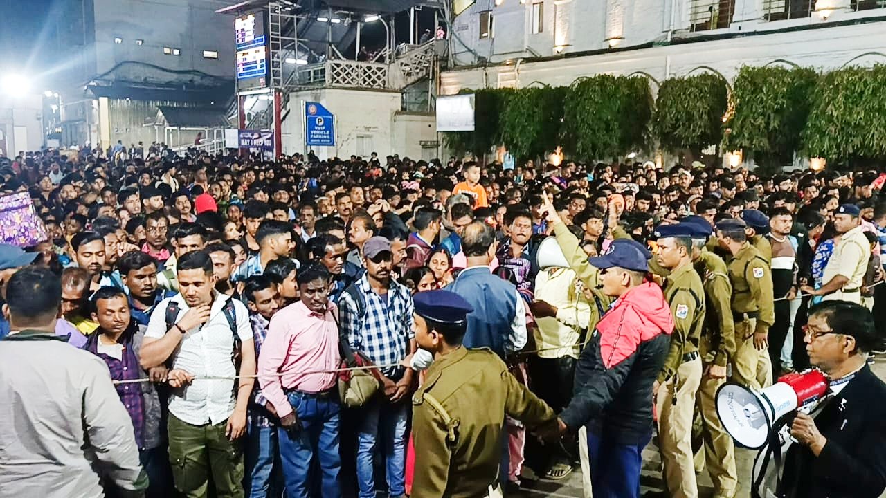 সকালে ডিআরএমের পরিদর্শন / সন্ধ্যা প্রয়াগরাজ যেতে আসানসোলে স্টেশনে মুম্বাইগামী ট্রেনে উঠতে লাগামছাড়া ভিড় / হিমশিম অবস্থা……