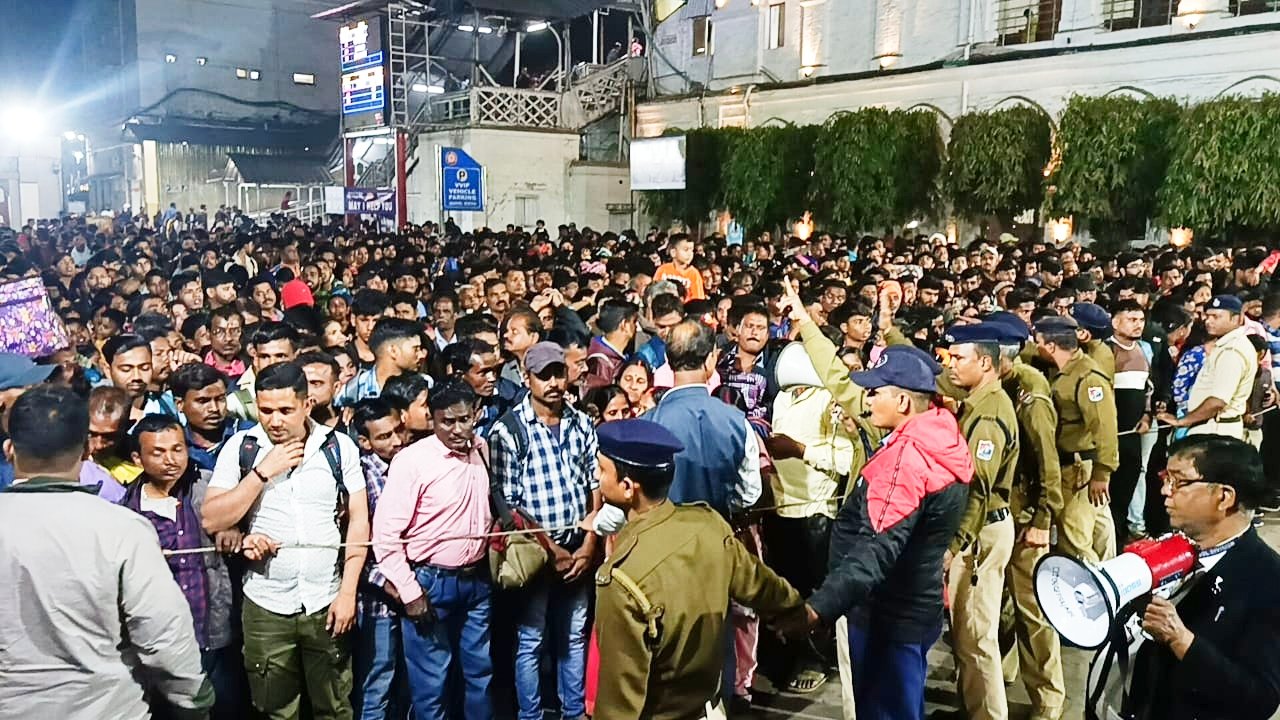 दिल्ली की तरह आसनसोल रेलवे स्टेशन पर भी हो जाता बड़ा हादसा अगर यात्रियों की भीड़ को सही समय पर नही संभाल पाती रेलवे सुरक्षा बल…ट्रेन की आने की खबर सुन बेकाबू हो गई थी स्टेशन के बाहर खड़ी कुम्भ जाने वाले श्रद्धालुओं की भीड़…