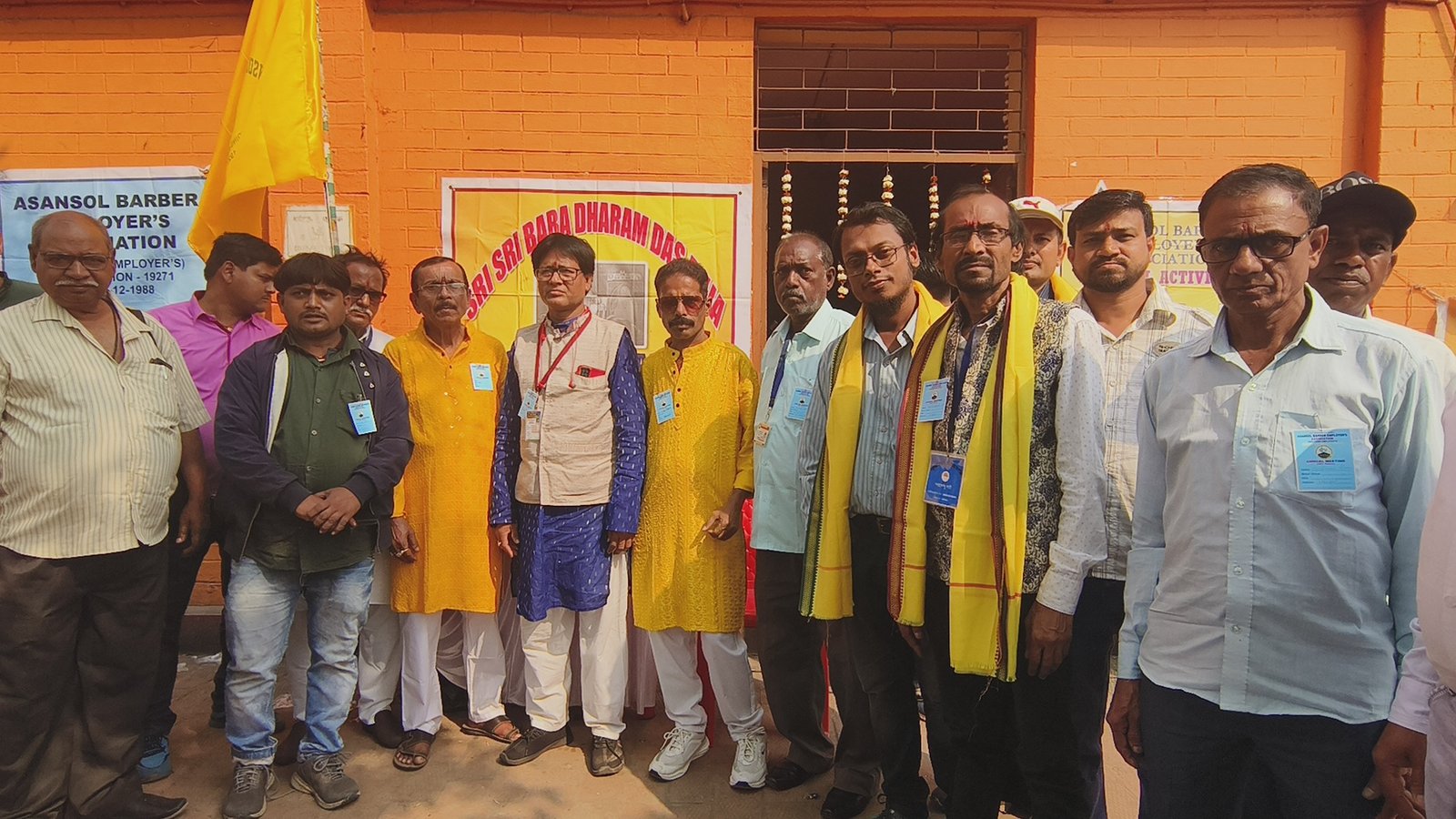 आज आसनसोल के कालीपहरी घागरबुरी मंदिरा प्रांगण के एक हाल में आसनसोल बार्बर एसोसिएशन की तरफ से वार्षिक कार्यक्रम का आयोजन किया गया यहां पर इस क्षेत्र के तमाम बार्बर उपस्थित थे।