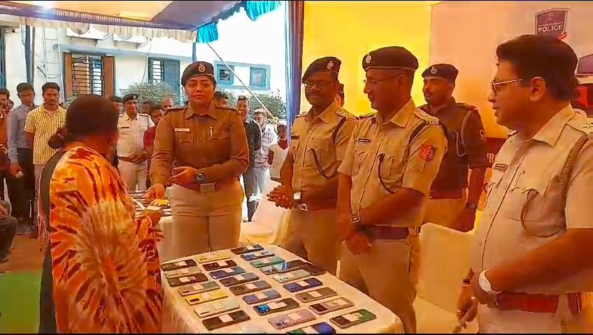 आसनसोल साउथ पुलिस स्टेशन की तरफ से 80 से ज्यादा खोए हुए मोबाइल किए गए असली मालिकों को वापस