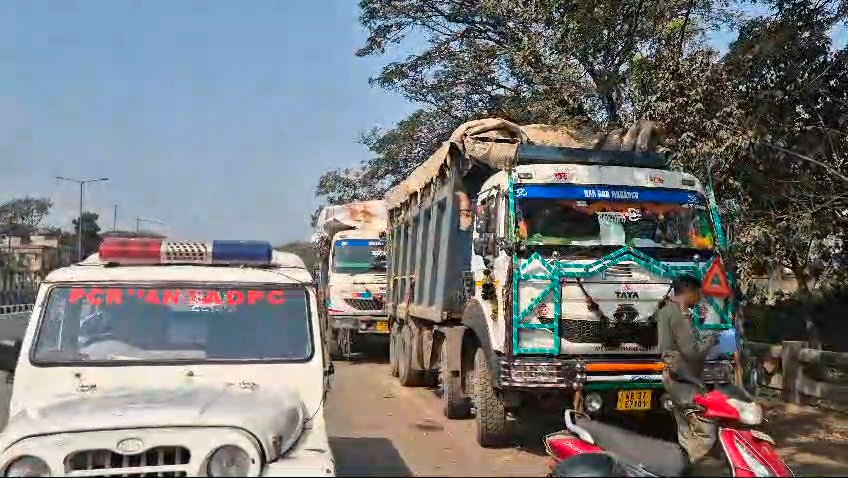অভিযান চালিয়ে পাঁচটি ওভারলোড বালির গাড়ি বাজেয়াপ্ত করল পুলিশ । বুধবার গভীর রাতে মদনপুরের বাবুইসোল পলাশবন রাস্তা থেকে গাড়ি গুলিকে আটক করা হয় ।
