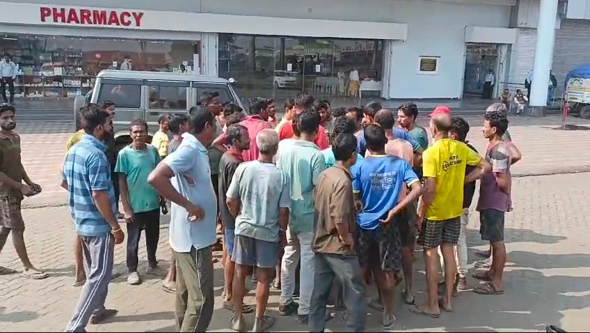রানিগঞ্জ শিল্প তালুকে নামী কোম্পানির গোডাউনে দূর্ঘটনা / রডের বান্ডিল চাপা পড়ে কর্মীর মৃত্যুতে উত্তেজনা, কতৃপক্ষের বিরুদ্ধে গাফিলতির অভিযোগ, ক্ষতিপূরণের দাবিতে বিক্ষোভ…