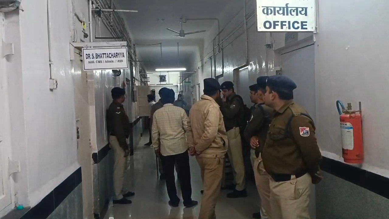 आसनसोल रेलवे अस्पताल में मरीज की मौत पर हंगामा हुआ और घटना स्थल पर पुलिस पहुंची