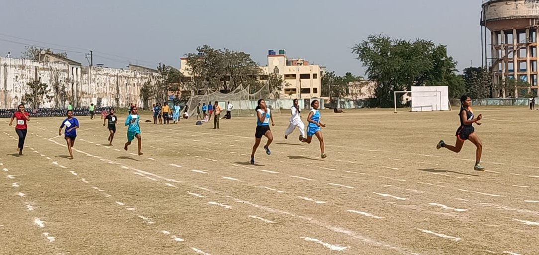 आसनसोल नगर निगम की तरफ से पोलो मैदान में तीसरे एथलेटिक्स मीट का आयोजन किया गया जिसमें आसनसोल क्षेत्र के सैकड़ो खिलाड़ियों ने हिस्सा लिया इस मौके पर यहां आसनसोल नगर निगम के चेयरमैन अमरनाथ चटर्जी डिप्टी मेयर अभिजीत घटक उपस्थित थे