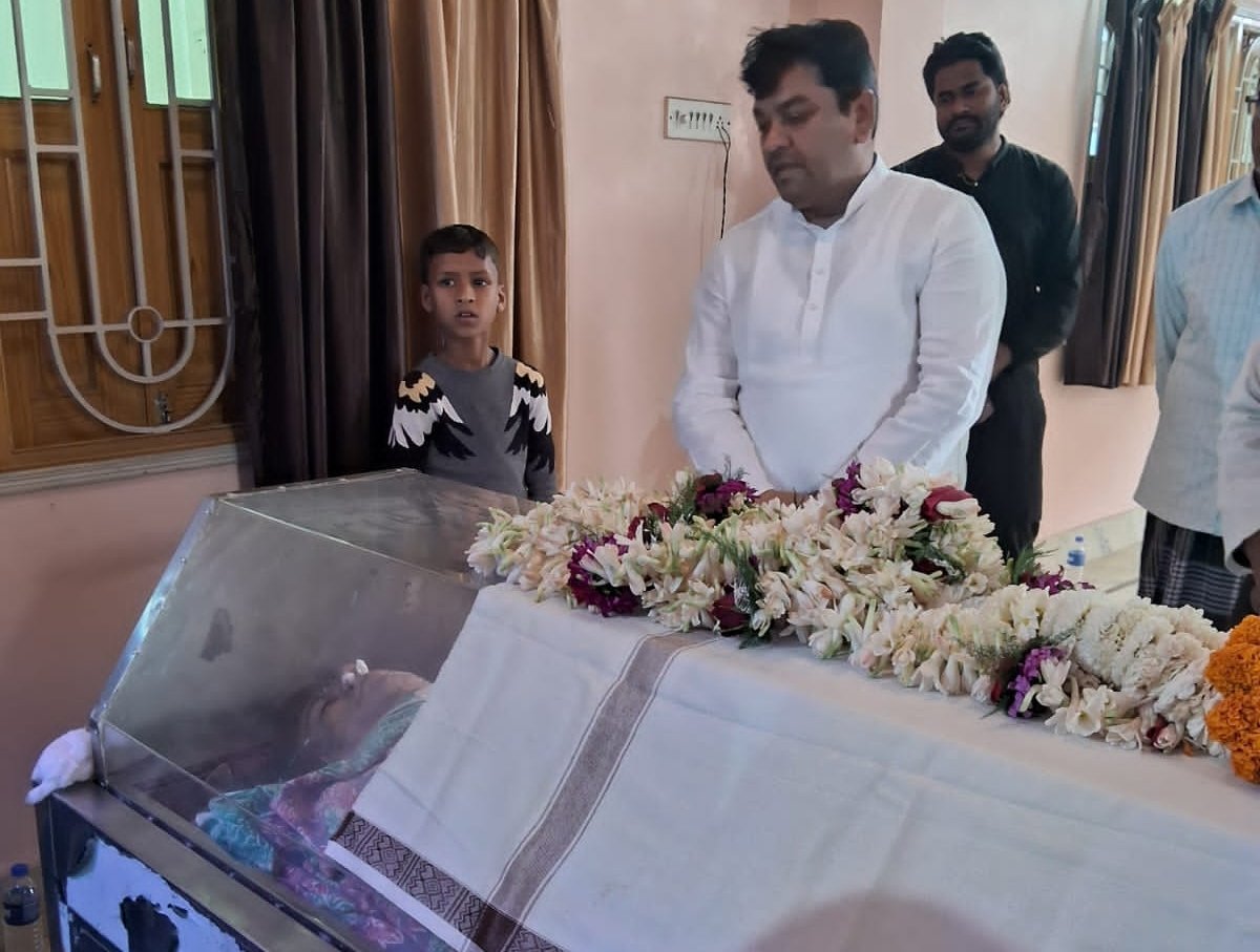 गुलाम सरवर के पार्थिक शरीर को दिया श्रद्धांजलि समाज सेवी कृष्ण प्रसाद।