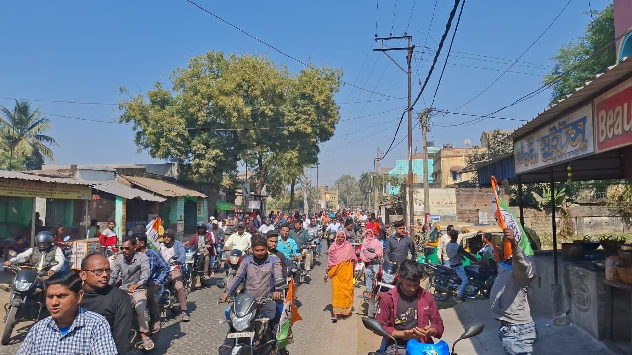 केंद्रीय बजट के खिलाफ आज बाराबनी में टीएमसी नेता असित सिंह के नेतृत्व में एक विरोध रैली निकाली गई इसके जरिए टीएमसी कार्यकर्ताओं ने आरोप लगाया कि केंद्रीय बजट में बंगाल के साथ सौतेला आचरण किया गया है
