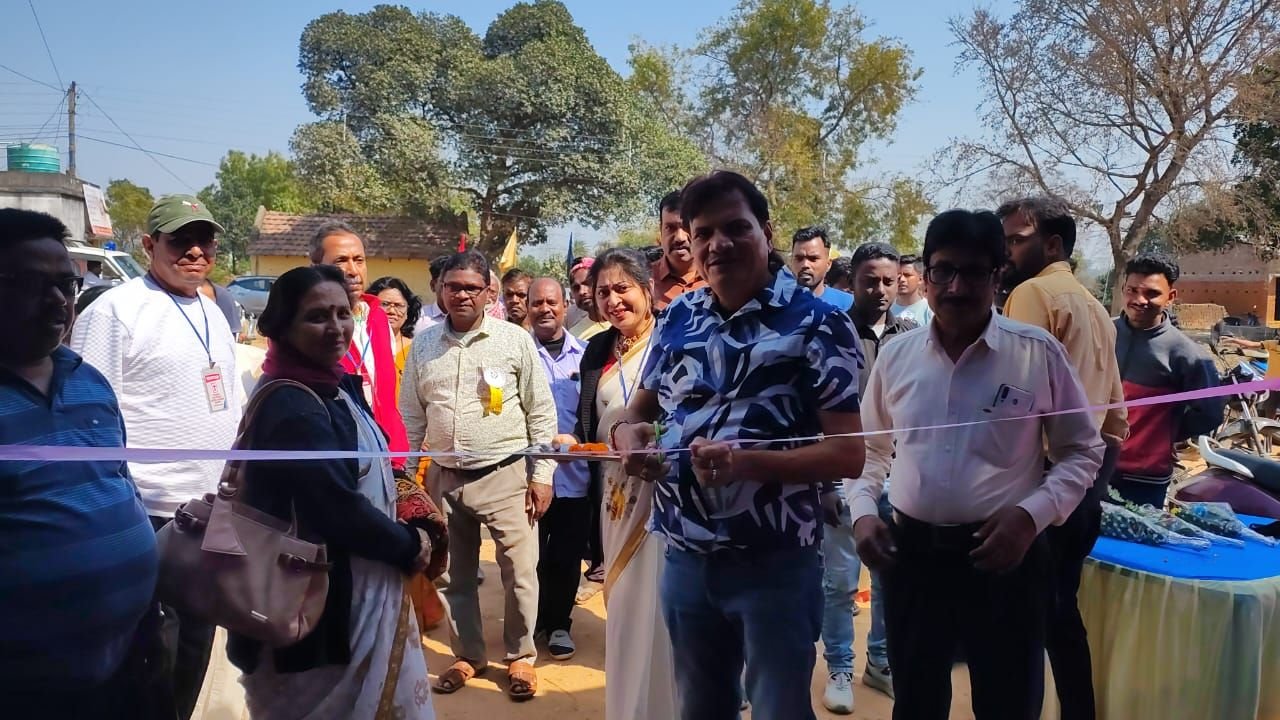 বৃন্দাবনি গ্রামে চক্ষু পরীক্ষা শিবির ও স্বেচ্ছায় রক্তদান শিবিরের উদ্বোধন করলেন বিধায়ক তথা মেয়র বিধান উপাধ্যায়