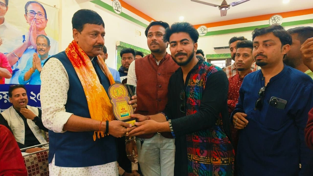 আসানসোলে তৃনমুল ছাত্র পরিষদের উদ্যোগে শ্রমিক কৃষক ভবনে রক্তদান শিবিরে আয়োজন