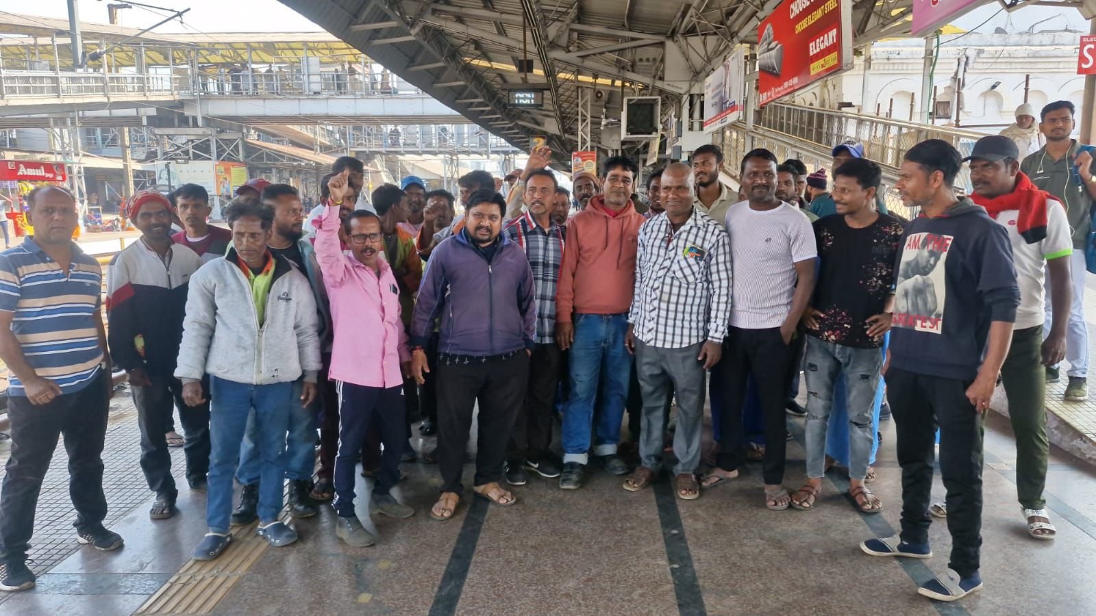 বেতন বৃদ্ধির দাবিতে কাজ বন্ধ রেলের সাফাই কর্মীদের।