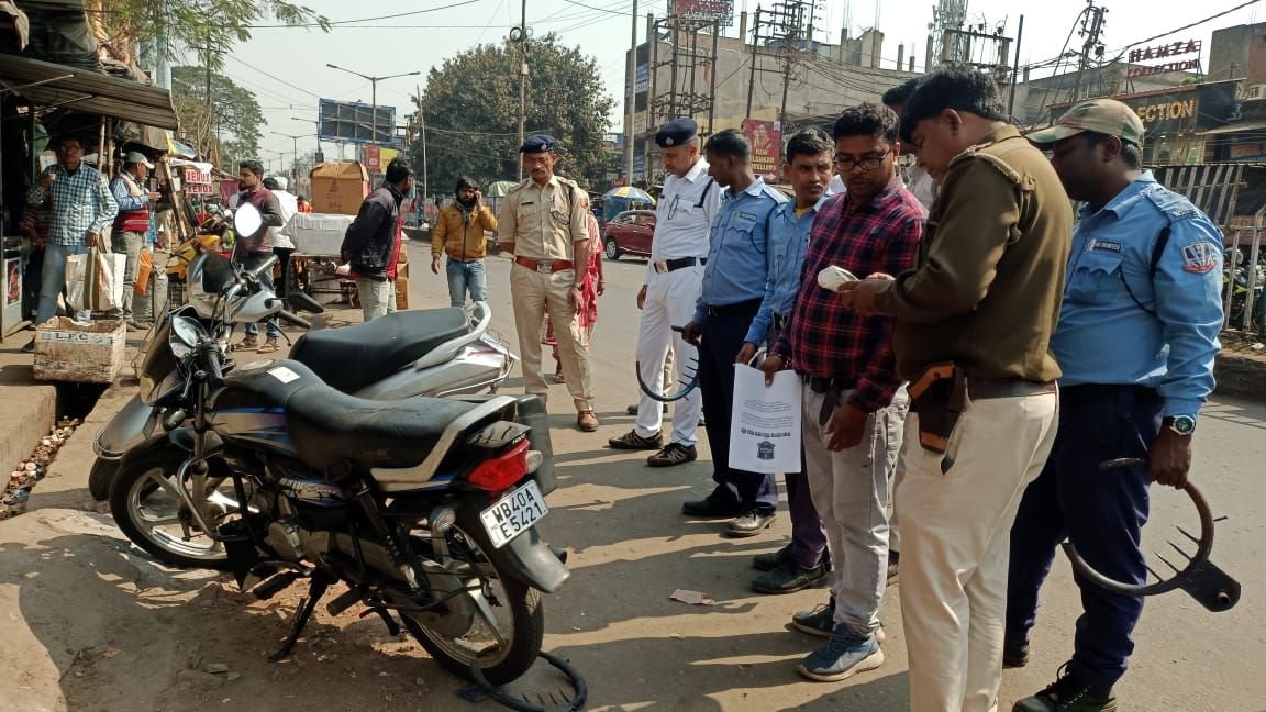 আসানসোলের জিটি রোডের পাশে অবৈধভাবে পার্কিং করা গাড়ীগুলোর বিরুদ্ধে অভিযান