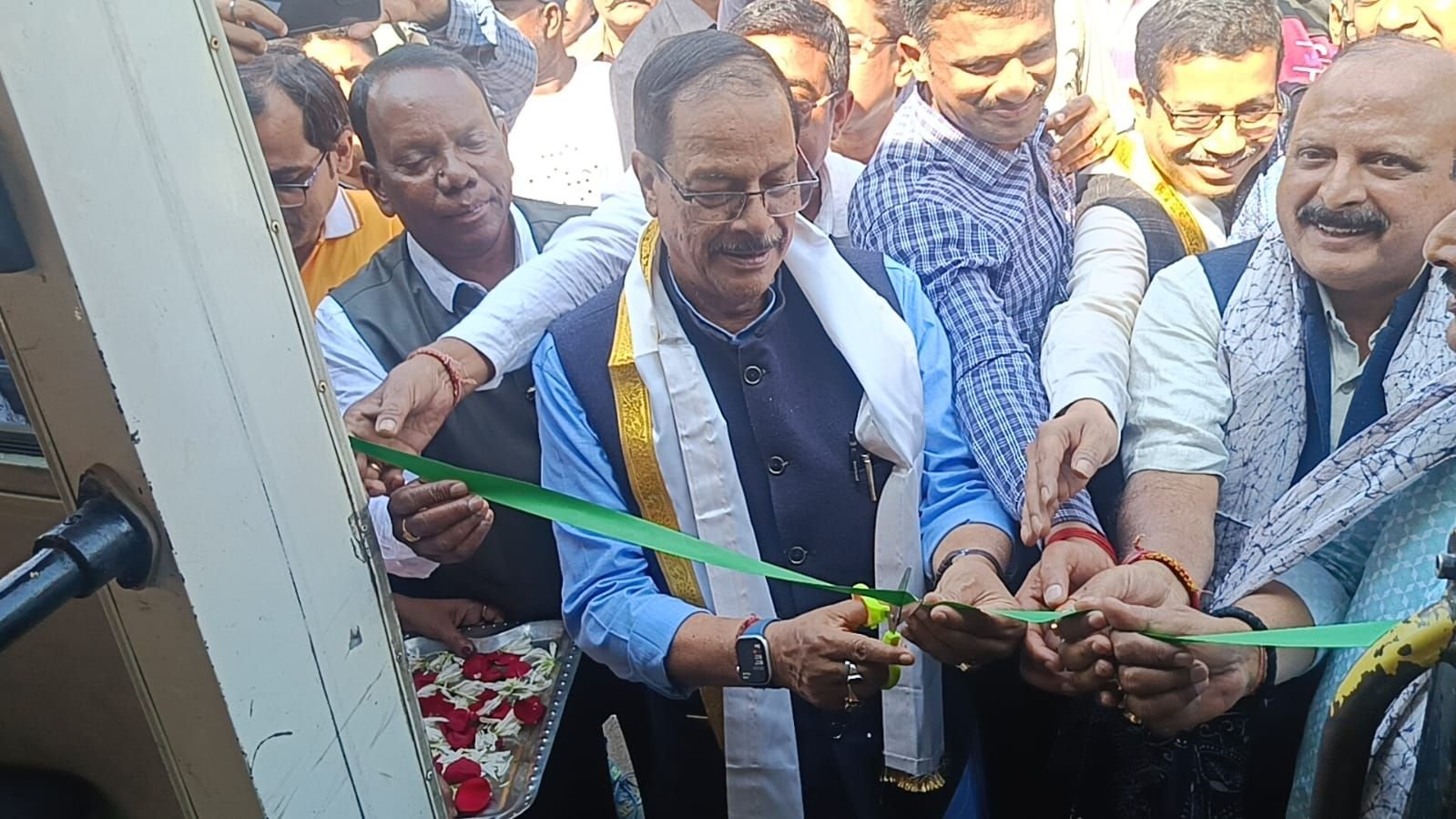 बंगाल सरकार में कानून और श्रम मंत्री मलय घटक ने आज आसनसोल के जीटी रोड के किनारे बंगाली गर्ल्स डे हायर सेकेंडरी स्कूल के सामने दक्षिण बंगाल परिवहन निगम की दो नई बसों का उद्घाटन किया