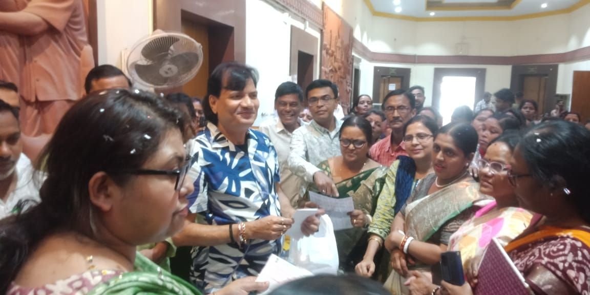 आसनसोल नगर निगम आज 152 स्वयंभर गोष्ठी की महिलाओं को व्यापार के लिए चेक मजाक किया है