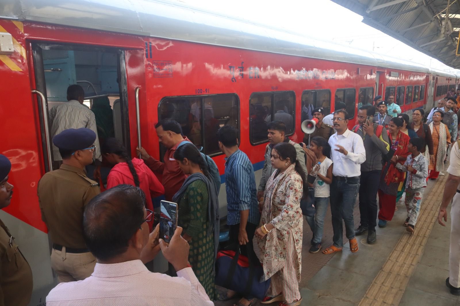 आसनसोल से प्रयागराज महाकुंभ जाने के लिए आज एक स्पेशल ट्रेन आसनसोल रेलवे स्टेशन से खुली पहले जिस समय पर इस ट्रेन के खुलने की बात थी उससे थोड़ी देर यानी 1:30 बजे के आसपास यह ट्रेन आसनसोल से दिल्ली के लिए रवाना हुई।