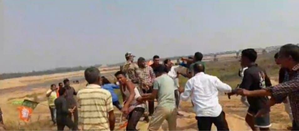 भाजपा नेता जितेंद्र तिवारी की अगुवाई में जब जमुरिया के स्थानीय कुछ भाजपा नेता और कार्यकर्ता आज जमुरिया के दरबारडांगा इलाके में वाटर प्रोजेक्ट में पहुंचे तो वहां पर स्थानीय कुछ शरारती तत्वों द्वारा विरोध प्रदर्शन किया गया